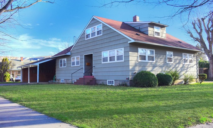 Dayton House | Spacious 5-bedroom house in lovely Dayton with WiFi