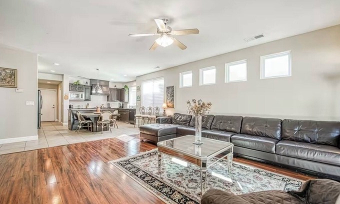 Raisin House | Spacious 5-bedroom house in Fresno with Pool, BBQ, & AC