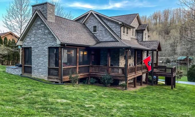 Lancaster House | Spacious 5-bedroom Lodge 5 minutes to Center Hill Lake nSleeps 12 *New Listing*