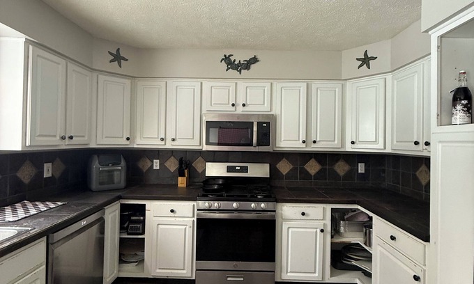 Mentor House | Spacious 5-bedroom pet friendly house in Mentor with hot tub & fitness room
