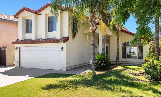 Pumpkin Center House | Spacious 5-bedroom house in delightful Bakersfield with AC, WiFi, Pet Friendly