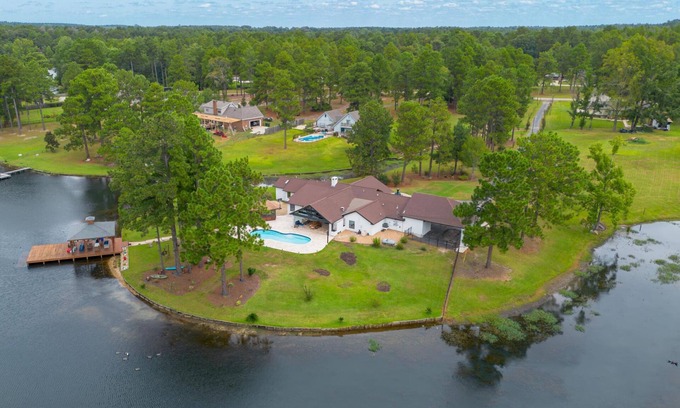Hattiesburg House | Spacious 5-bedroom lake home with WiFi, AC in charming Hattiesburg