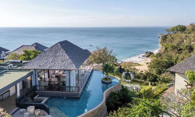 Jimbaran Villa | Spacious 5-bedroom villa in fabulous Bali with Seaview