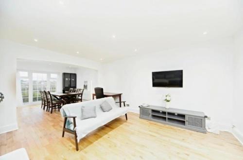 Purley Ski Chalet | Spacious 5 Bedrooms Family Detached House in Purley 23 min to Central London