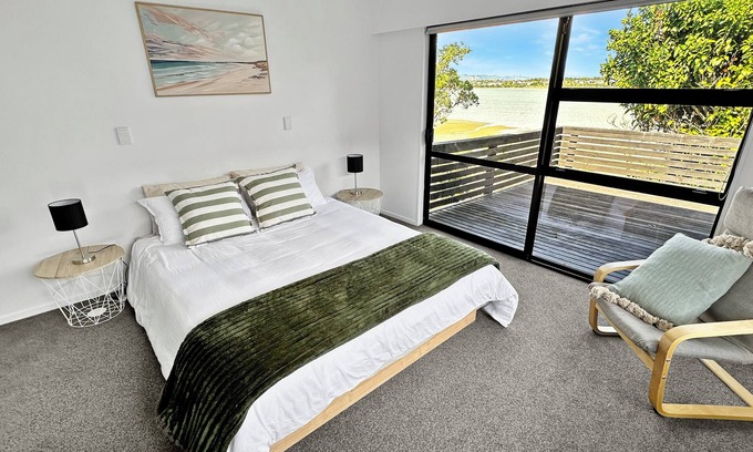 Takanini House | Spacious 5-BR Family Home for 10 Scenic Seaview Retreat in Takanini