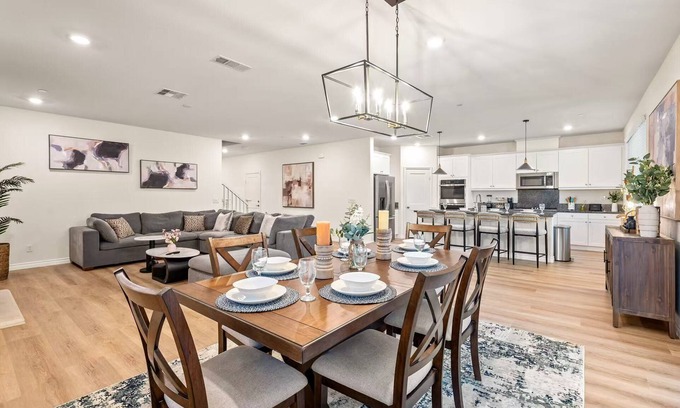 Ontario House | Spacious 5bd/7 beds/near airport