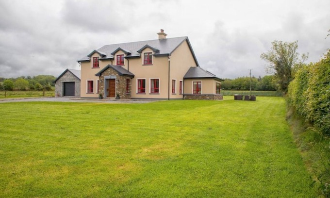 Killarney House | Spacious 5BR Farmhouse Near Killarney – Perfect for Summer Family Holidays