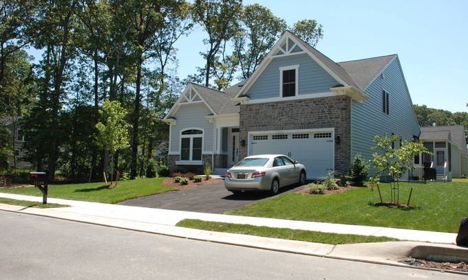 The Glade House | Spacious 5BR House, 2 pools, bike to beach, rec room, tennis & pickle