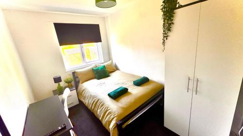 Sheffield Apartment | Spacious 6-Bed Family Home in Norfolk Park, Sleeps 12, Garden, Wi-Fi & Parking, Near Sheffield City Centre