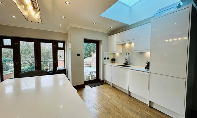 Sudbury House | Spacious 6 Bed House in Wembley