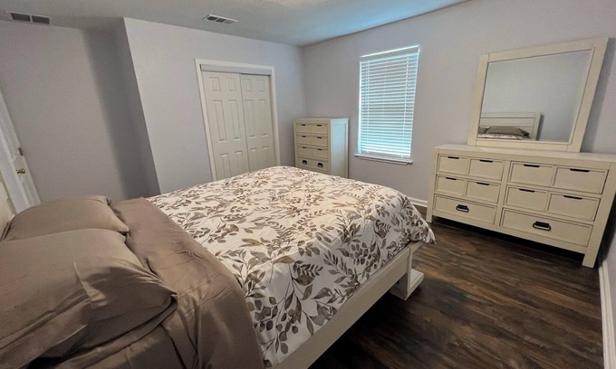 Austin House | Spacious 6-bedroom 3 Bathroom house.nNear UT, Downtown, COTA & Lots More