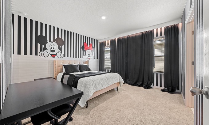 Loughman House | Spacious 6-bedroom 5.5 baths Sleeps 16 with a Private Heated Pool/Spa