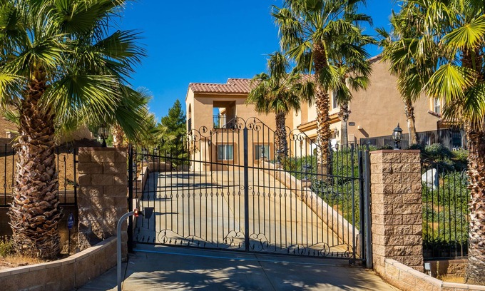 Agua Dulce House | Spacious 6- bedroom, 8 beds, 7 bathroom home with beautiful lake view