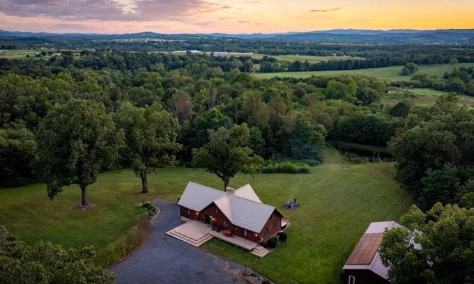 New Market Cabin | Spacious 6-bedroom cabin - Hot Tub - Game Room - Gym - Fire pit - 27 acres