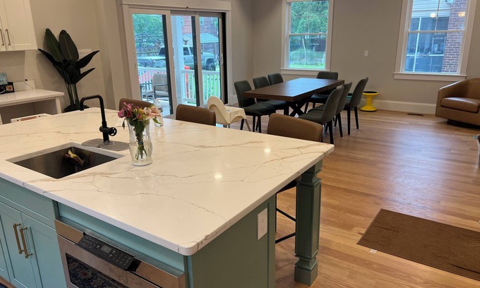 Del Ray House | Spacious 6-bedroom house in charming Del Ray Alexandria with WiFi, AC, Walkable