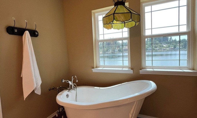 Eatonville House | Spacious 6-bedroom house on Clear Lake with Hot Tub!