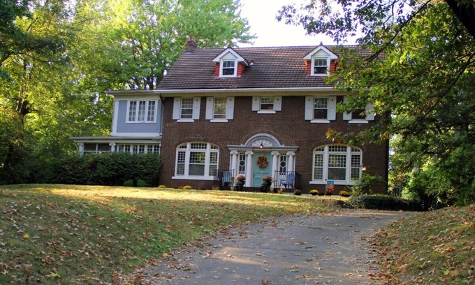 Tyler Park House | Spacious 6-bedroom house with AC and WiFi in Louisville's Highlands neighborhood