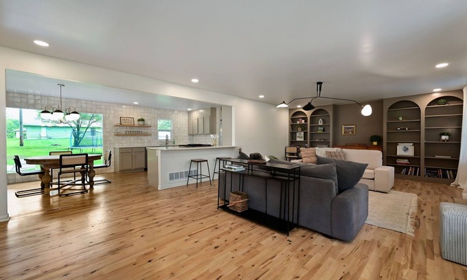 Grandview House | Spacious 6-bedroom house in Grandview with AC, WiFi. Pets Welcome!