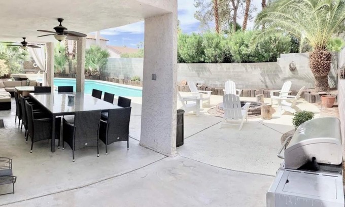 Paradise House | Spacious 6-bedroom house with AC and WiFi in vibrant Las Vegas