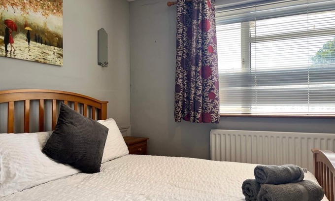 Crawley House | Spacious 6-bedroom house - 12 min from Gatwick
