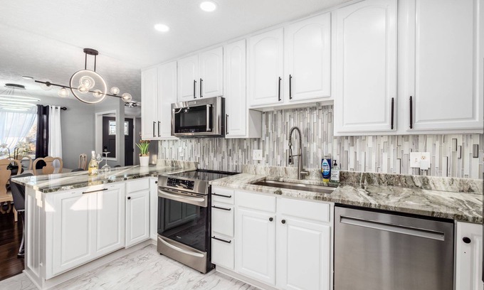 West Columbus House | Spacious 6-Bedroom Masterpiece Newly Renovated and ready for Large/Any Group