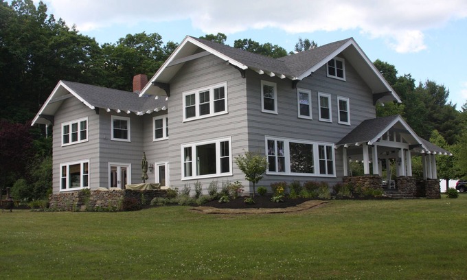 Laconia House | Spacious 6 Bedroom on Lake Winnisquam.