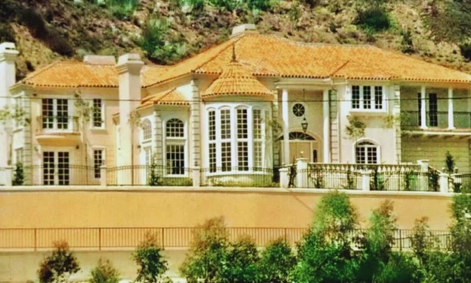 Hollywood Hills House | Spacious 6-Bedroom Estate in Fabulous Los Angeles with Tennis ,Pool & Spa