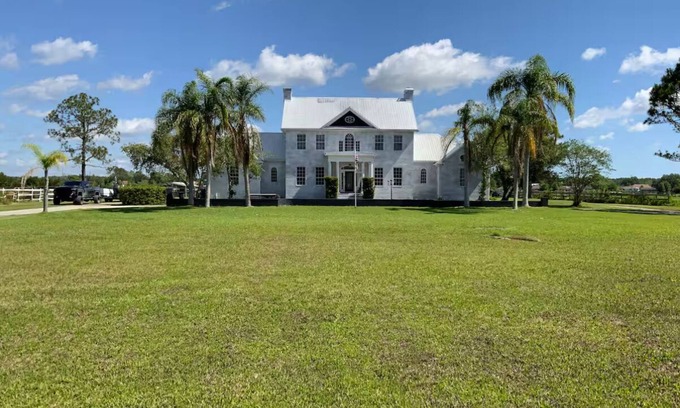Quiet Place In The Country House | Spacious 6-bedroom house in charming Port Orange with WiFi, AC Pool