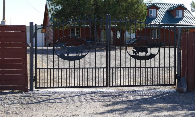 Tyrone House | Spacious 6-bedroom house with WiFi, AC in tranquil Silver City