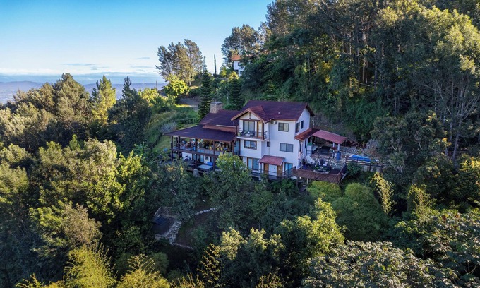 Jarabacoa Villa | Spacious 6-Bedroom Villa With Stunning Views And Picuzzi in Charming Jarabacoa