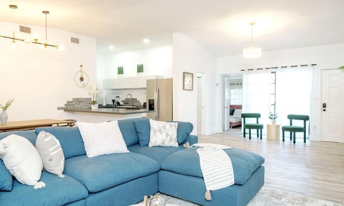 North Miami Beach Villa | Spacious 6-Bedroom Villa with Pool