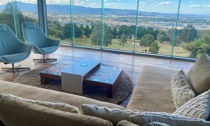 Gisborne House | Spacious 6-BR Retreat with Breathtaking Views in Macedon Ranges