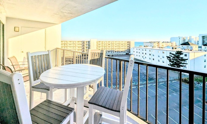 North Ocean City Condo | Spacious 6th-floor condo near beach with outdoor pool, balcony, terrace, W/D, AC