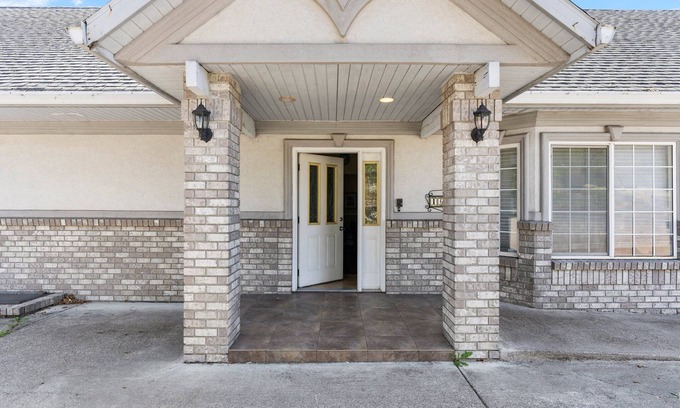 Oatfield House | Spacious 7-bedroom house in peaceful Milwaukie with WiFi, AC, Laundry