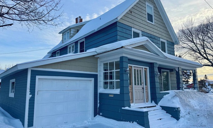 Laurium House | Spacious 7-bedroom house with WiFi, Garage, Sauna, and AC in amazing Calumet