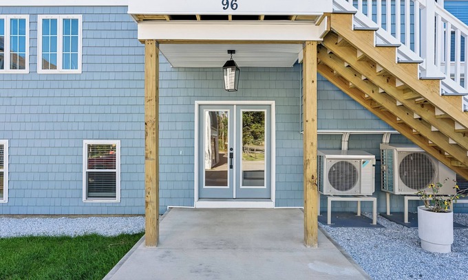 Pine Point House | Spacious 7-bedroom house with WiFi and AC in fabulous Pine Point Scarborough