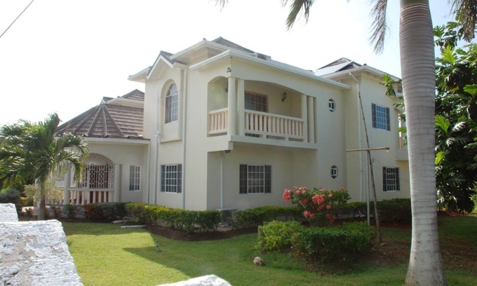 Lucea Villa | Spacious 7-bedroom villa with WiFi and AC in charming Hanover.