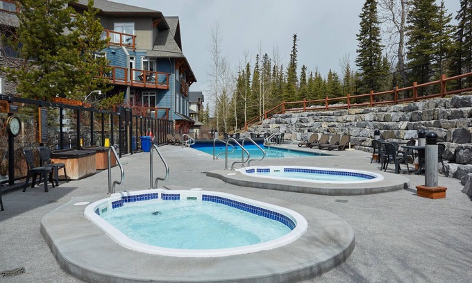 Canmore Condo | Spacious (700 sqft) 1 Bedroom/1 Bath cozy Condo/Pool & Hot tubs