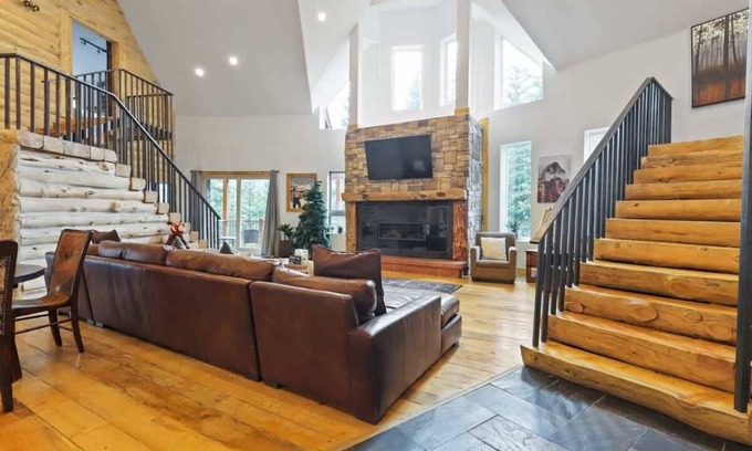 Blue River House | Spacious 7BR Lodge w/Hot Tub & Mtn Views!