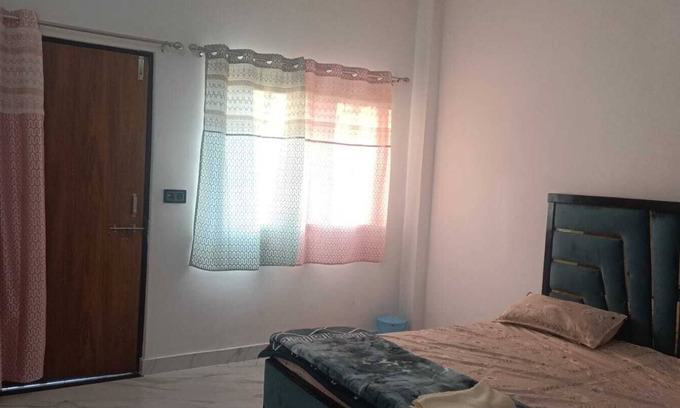 Varanasi Apartment | Spacious 8-bedroom apartment with AC and hot water, WiFi in charming Varanasi