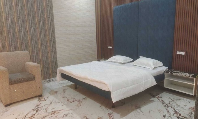 Naini House | Spacious 8-bedroom house in brilliant Prayagraj with WiFi