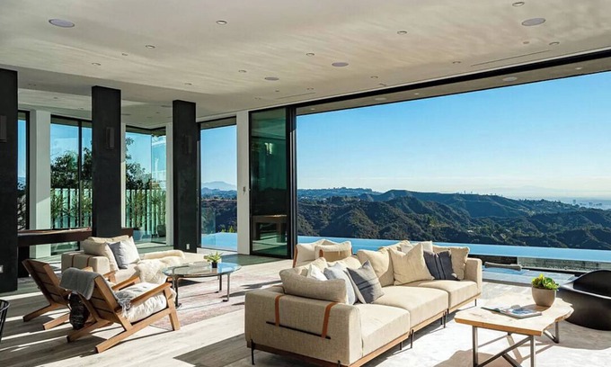 Bel Air House | Spacious 8-bedroom house in awesome Los Angeles with WiFi, AC, fitness room