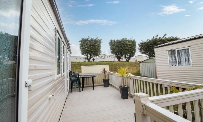 Kessingland House | Spacious 8 berth caravan for hire at Kessingland Beach holiday park ref 90008PW