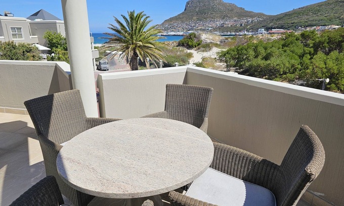 Hout Bay House | Spacious 8 sleeper Beach Place with pool, along Hout Bay beach.