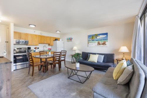 Waikiki Apartment | Spacious 8th Floor Waikiki Condo with City Views, Full Kitchen & Free Parking (10802)