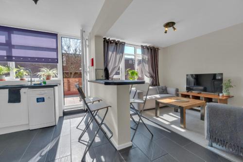 West Hill Apartment | Spacious 9-Person Stay with Free Parking in London