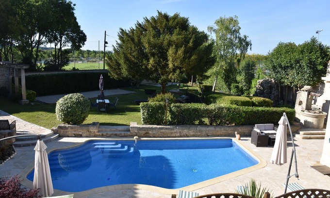 Sommieres House | 🏡 Spacious, air-conditioned 8-person gîte with swimming pool, between history, nature and the sea