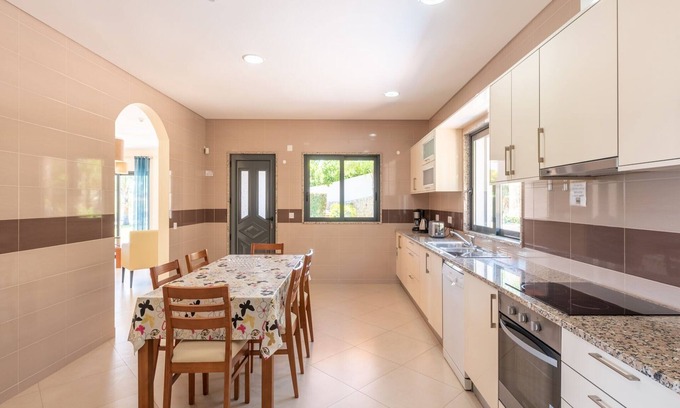 Albufeira Villa | Spacious Albufeira Villa | 4 Bedrooms | Villa Avos De Parra | Air Conditioned.