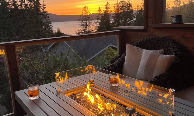 Anacortes House | Spacious Anacortes ocean view retreat!