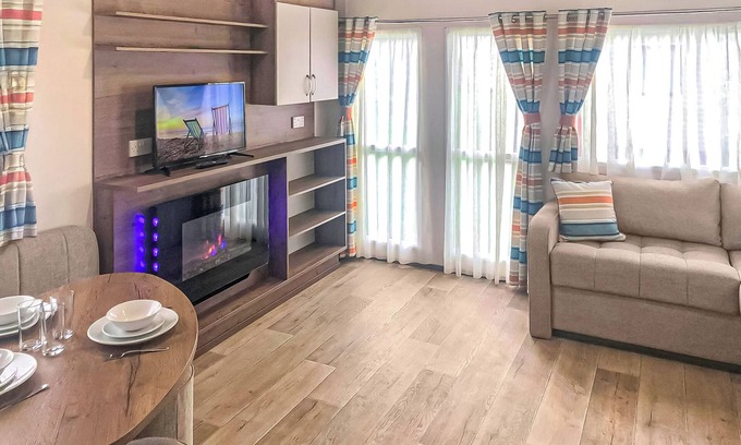 Chapel Saint Leonards House | Spacious and comfortable 12ft-wide caravan with one double and two twin.